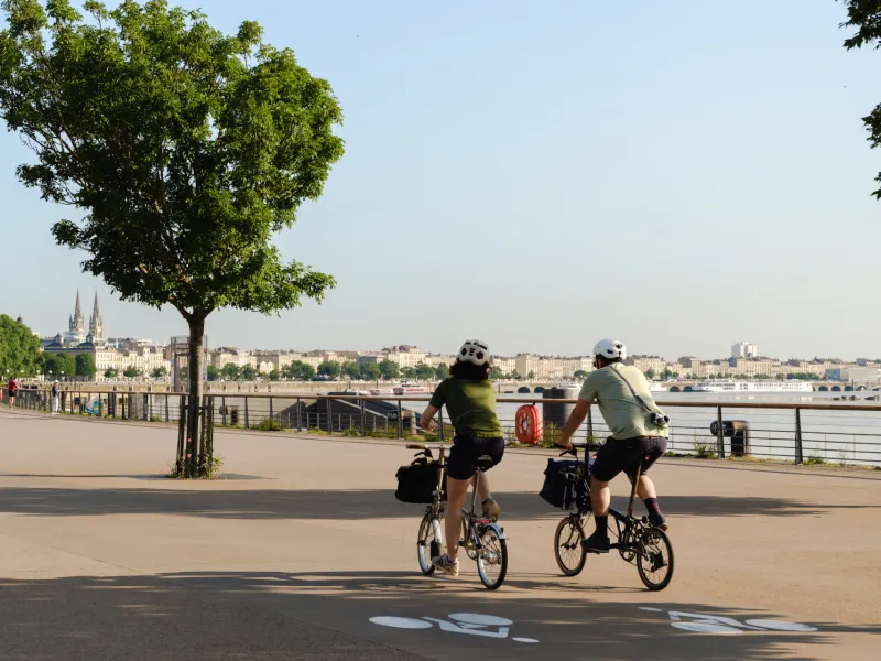 Quai de la Garonne à vélo - Bordeaux