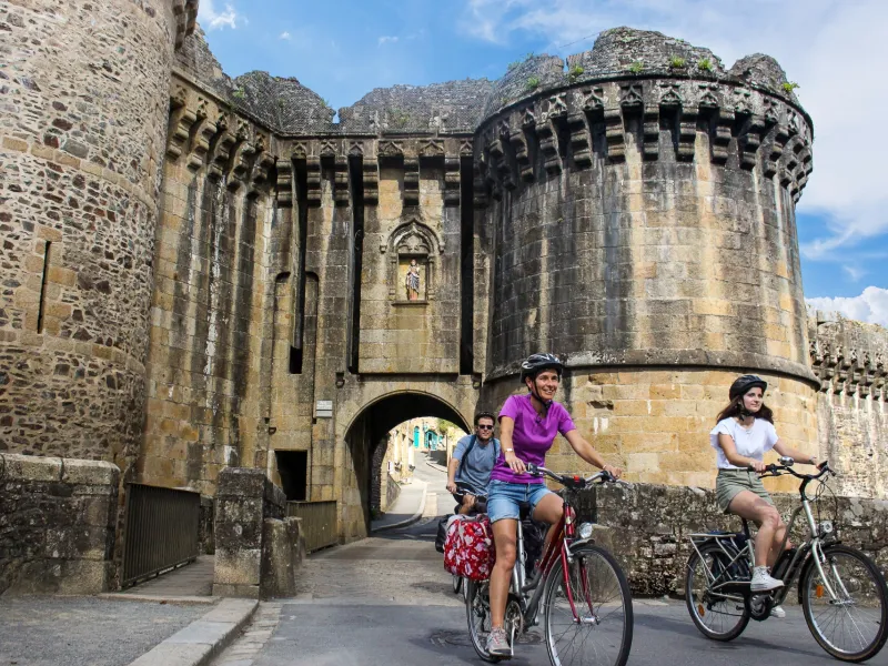 Cyclistes sortant du quartier médiéval de Fougères