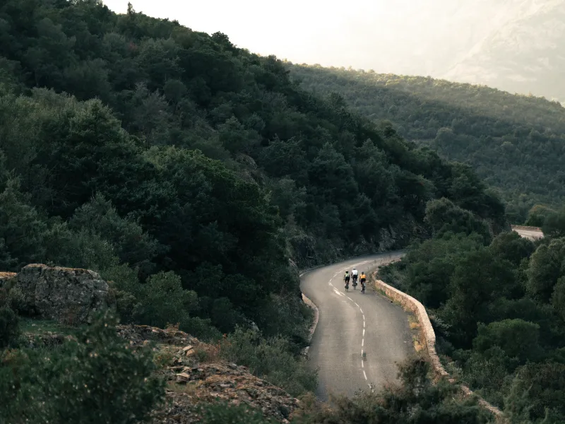 Cyclistes sur une route de Balagne