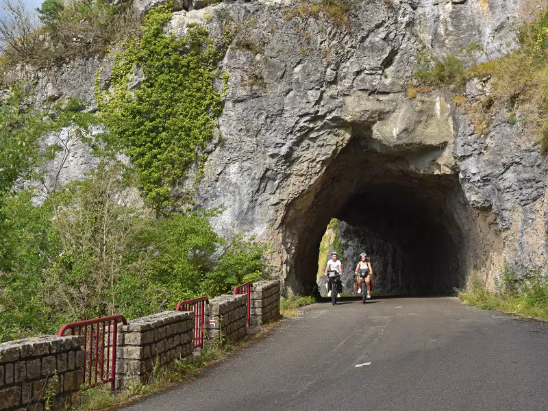 Route en corniche - Vallée et Gorges de l'Aveyron à vélo