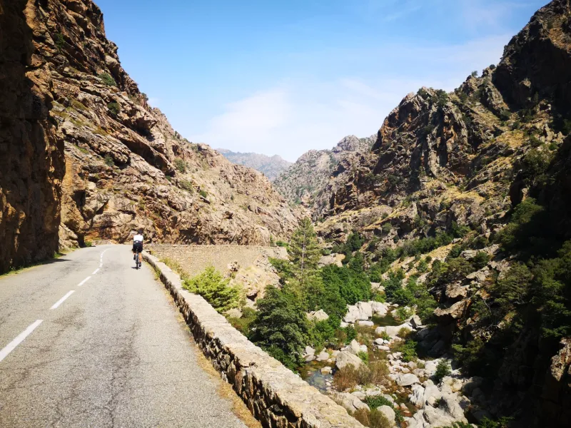 Cycliste dans la Scala di Santa Regina