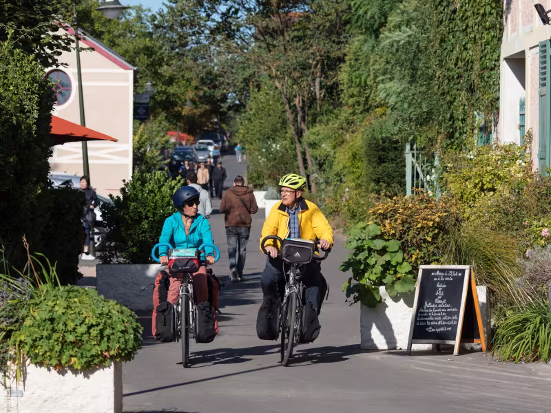 Dans les rues fleuries de Giverny à vélo