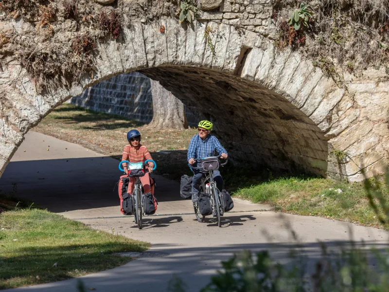 Cyclistes sous le vieux moulin de Vernon