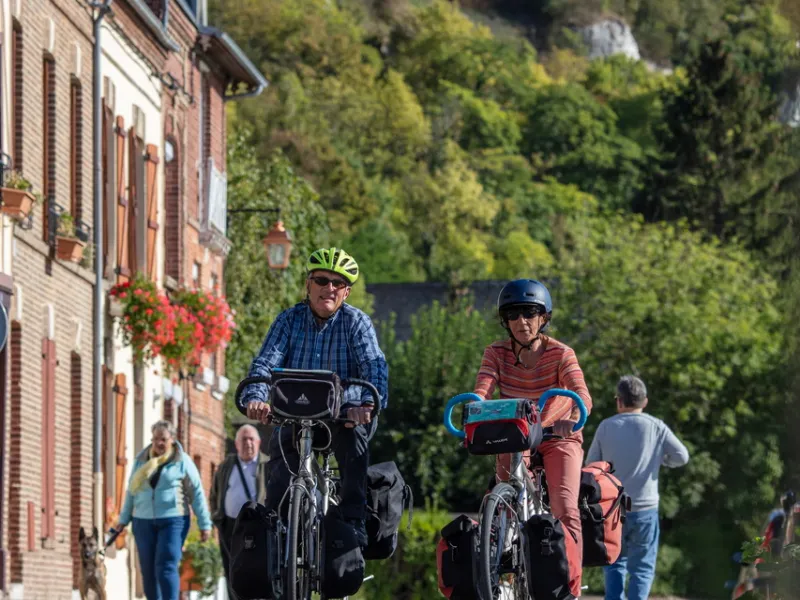 Cyclistes sur le halage aux Andelys