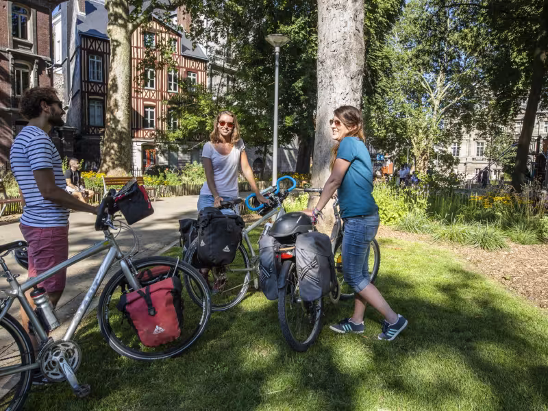 Cyclistes dans le square Verdrel à Rouen