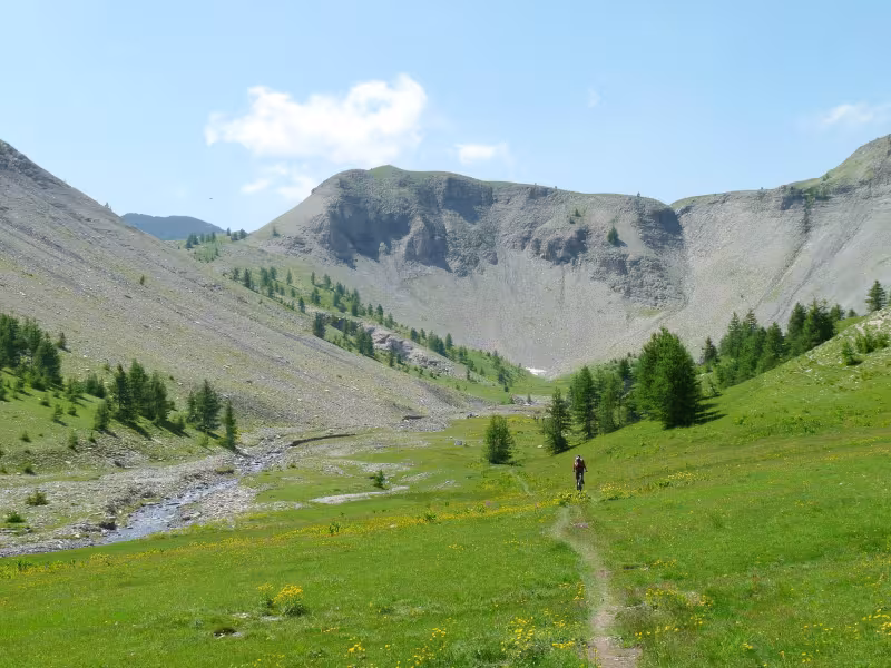 Sentier dans une vallée sur La TransVerdon
