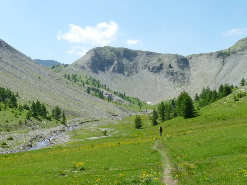 Sentier dans une vallée sur La TransVerdon