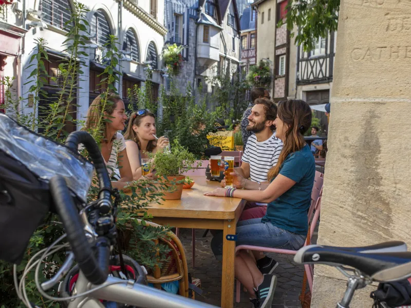 Verre en terrasse dans les rues de Rouen