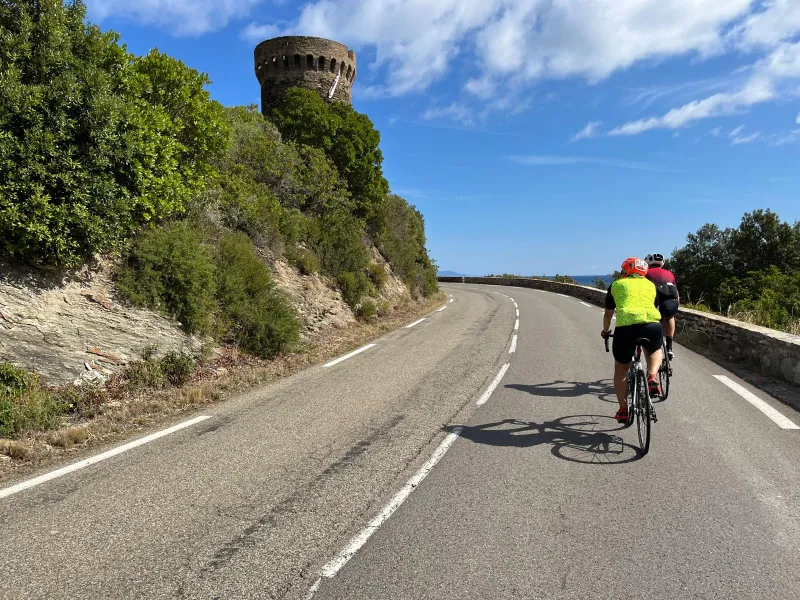 Cyclistes près de la tour de l'Osse