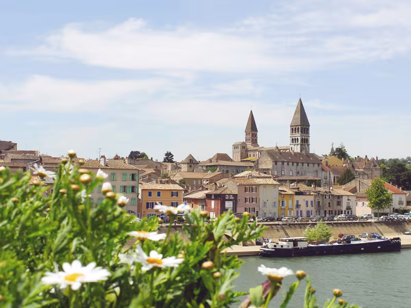 Ville de Tournus bordée par la Saône