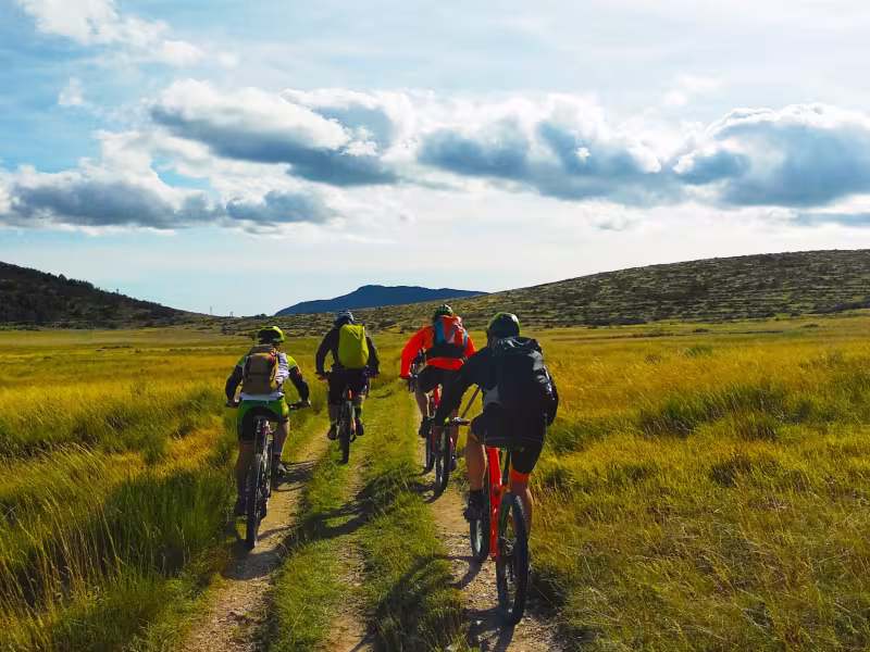 Groupe de vttistes sur la Grande Traversée TransVerdon VTT