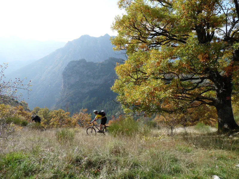 Paysage brumeux sur la GT TransVerdon VTT