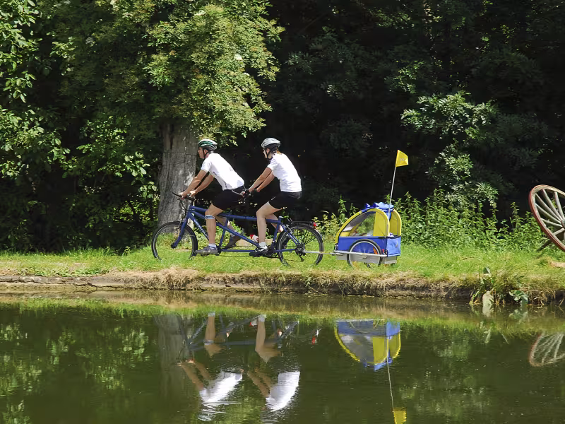 Tandem sur le canal entre Champagne et Bourgogne