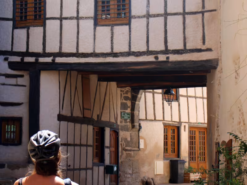 Passage à vélo à Néronde avec ses maisons à colombage