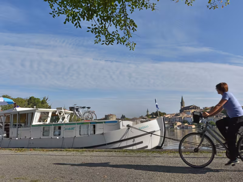 Vélo sur le port de Castelnaudary au bord du Canal du Midi