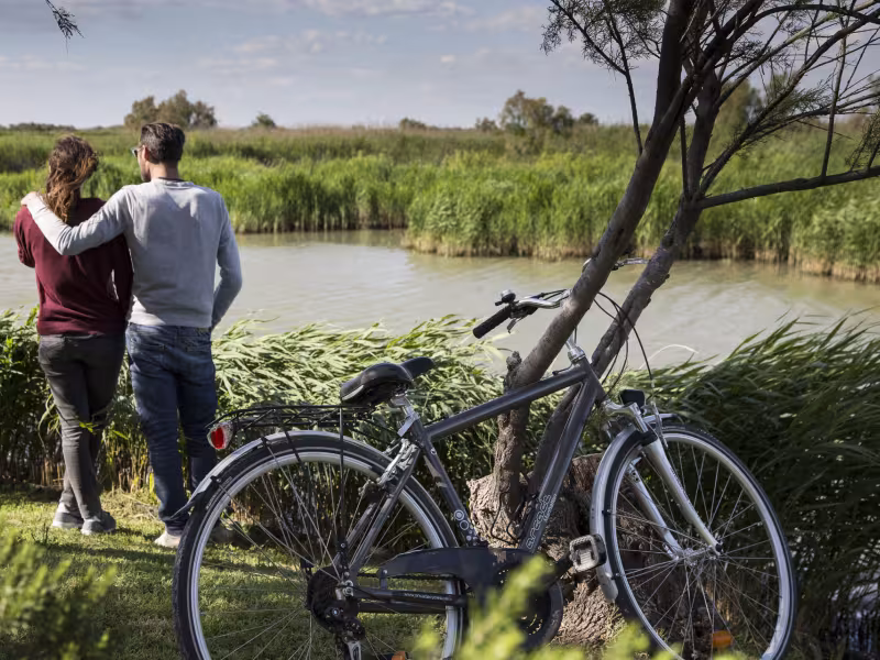 Vélo en couple en Camargue sur la ViaRhôna