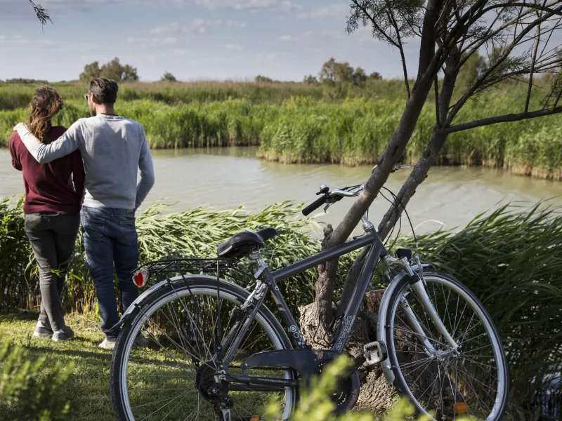 Vélo en couple en Camargue sur la ViaRhôna