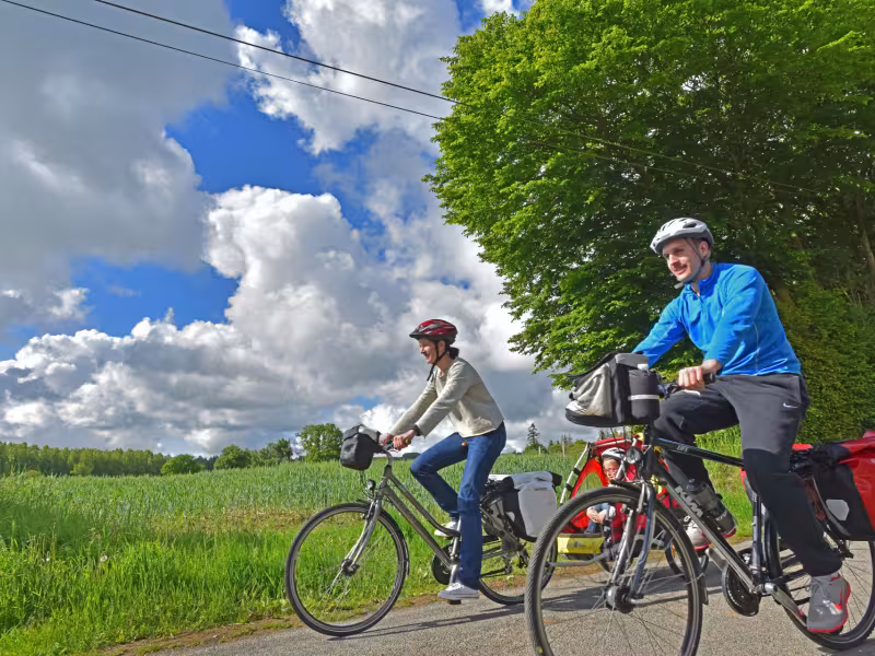 Vélo en couple sur les routes de campagne