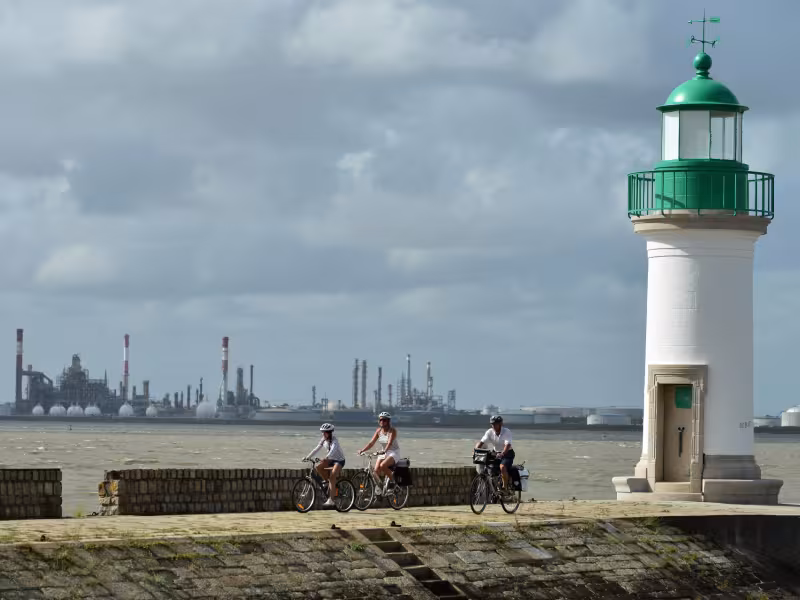 Vélo en famille - devant le phare de Paimboeuf