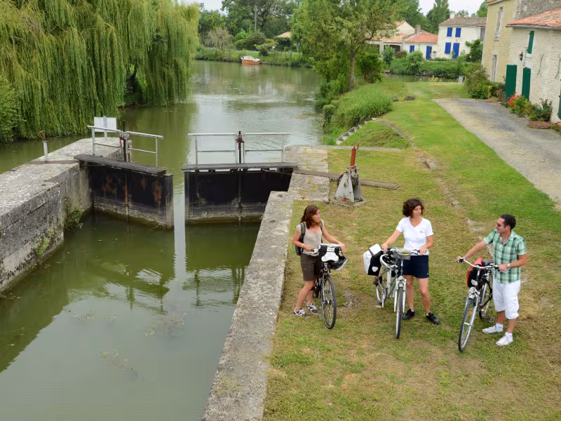 Vélo entre amis le long de la Sèvre Niortaise près de Bazoin