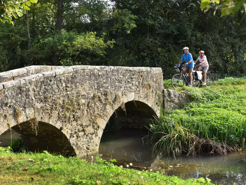 Traversée d'un pont en pierre à vélo - Bonny-sur-Loire