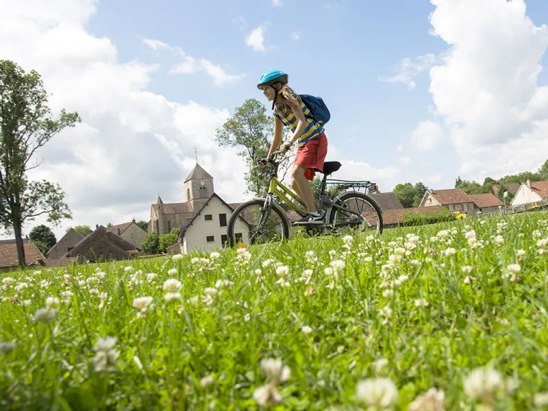 Enfant à vélo à Vandenesse-en-Auxois