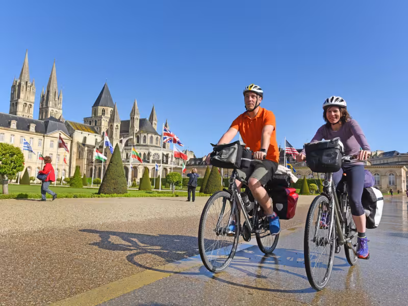 Couple à vélo à Caen sur la Vélo Francette