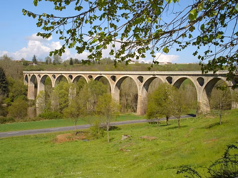 Passage de la Véloire sur un viaduc