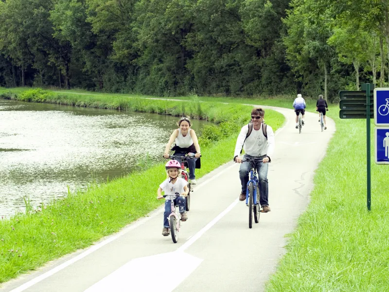 Famille à vélo sur le canal du Centre