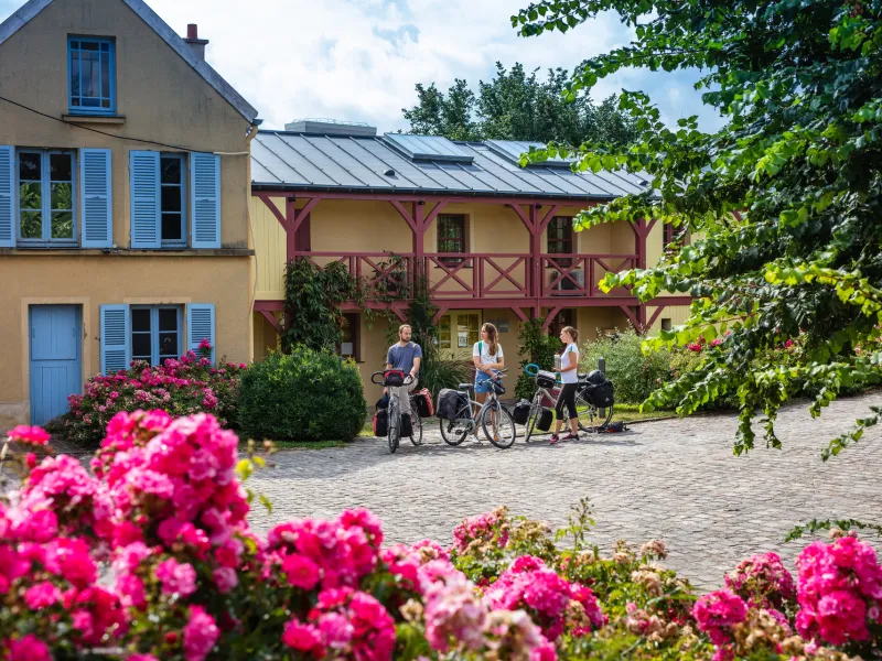 Cyclistes devant le musée Fournaise sur l'île de Chatou