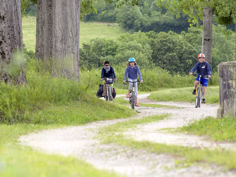 Enfants à vélo sur le canal de Bourgogne vers Pouilly-en-Auxois
