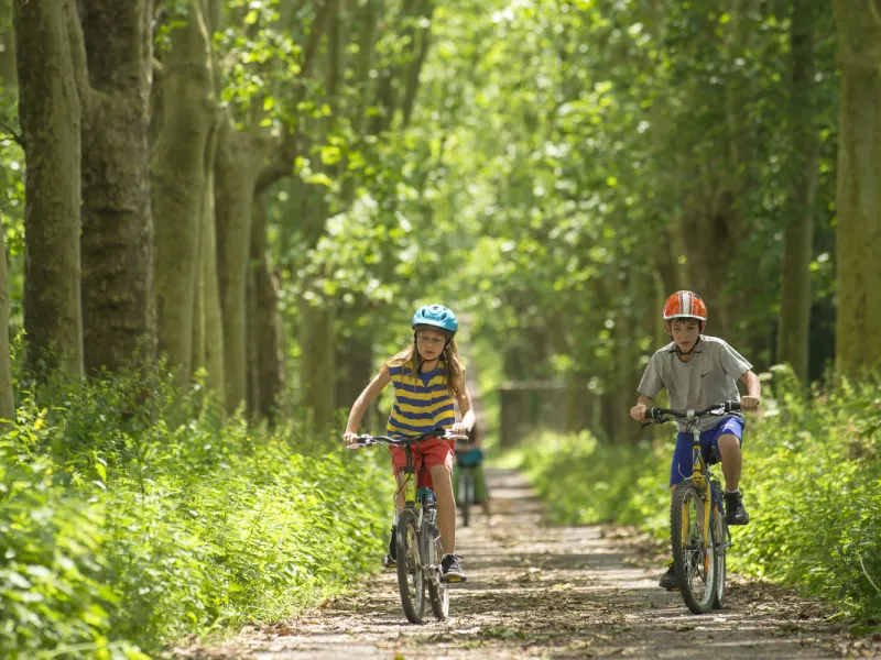 Famille à vélo sur le chemin de halage du Canal de Bourgogne