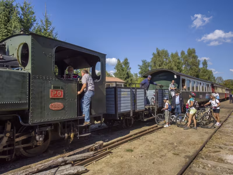 Cyclistes montant à bord du Vézelay Express