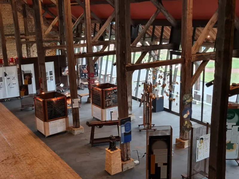 Intérieur la Halle de Grossouvre