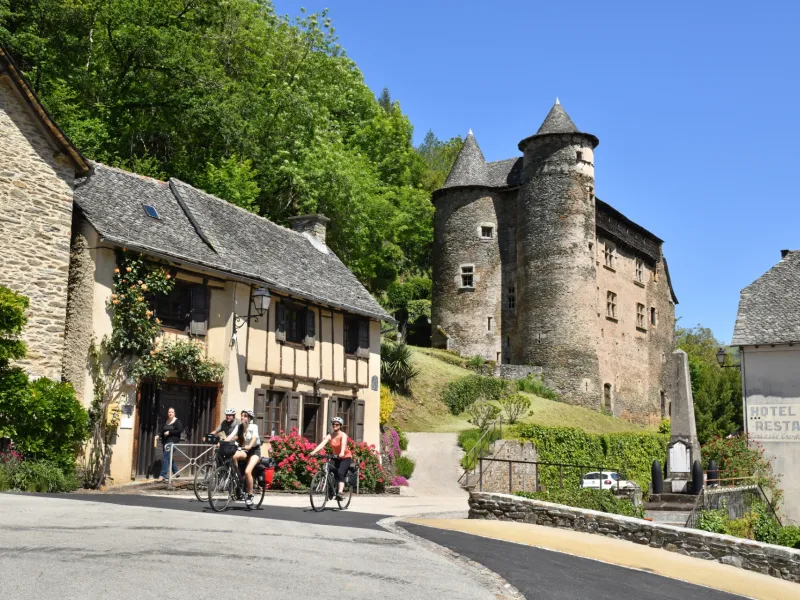 Vieillevie sur la Vallée du Lot à vélo