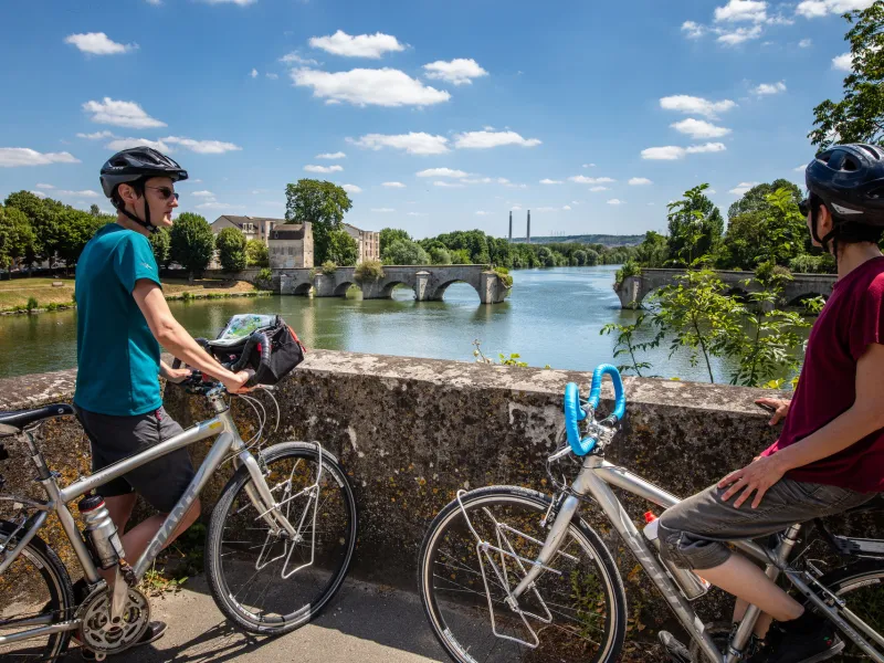 Cyclistes devant le vieux pont de Limay