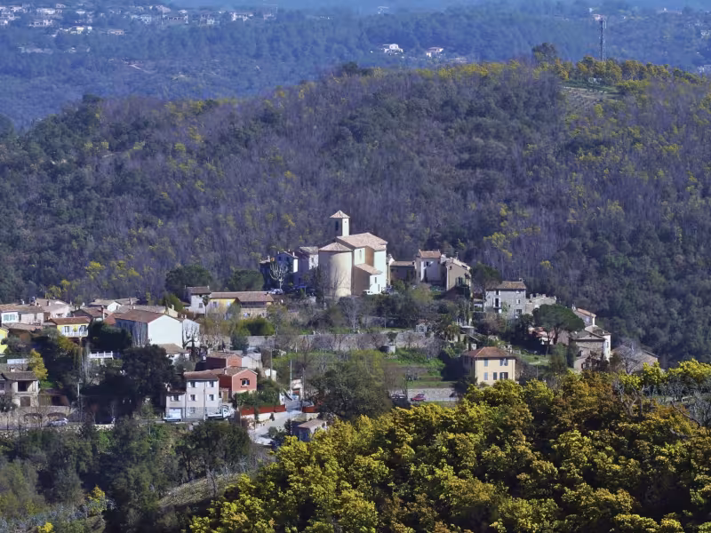 Vue par drone du village d'Auribeau