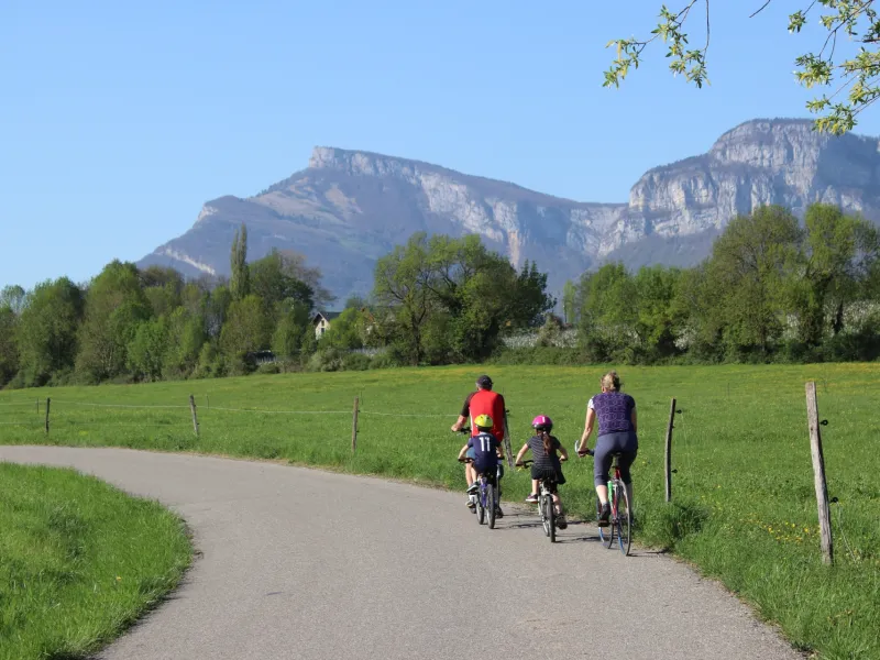 Cyclistes sur la voie verte Coeur de Savoie