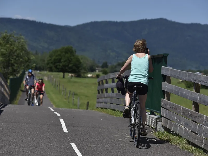 Cyclistes sur la piste de Malsaucy à Giromagny