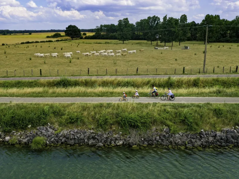 La Voie Bleue à travers la campagne en Côte d'Or vers Pagny