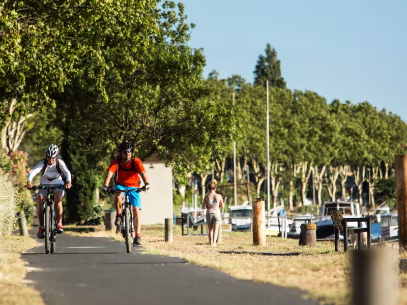 Voyageurs à VTT sur les berges d'Agde