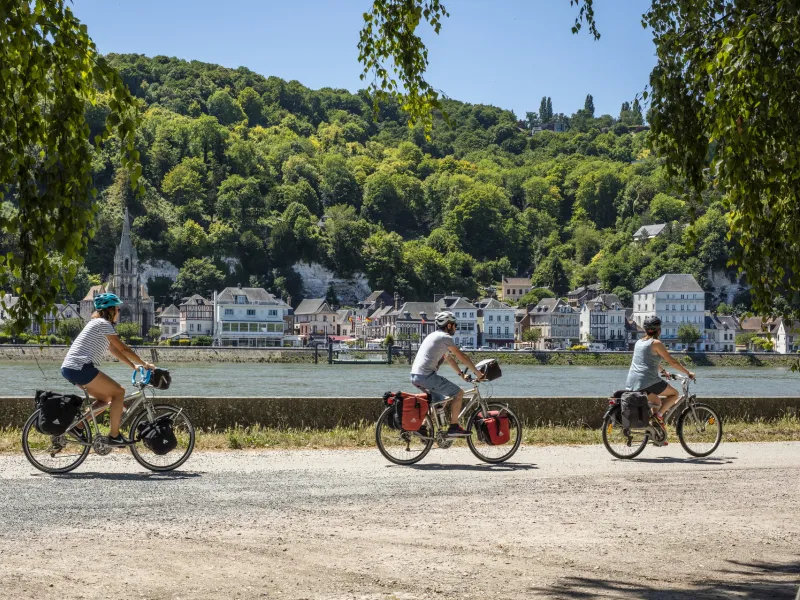 Arrivée au bac de La Bouille sur la voie verte de La Seine à Vélo entre Rouen et Sahurs