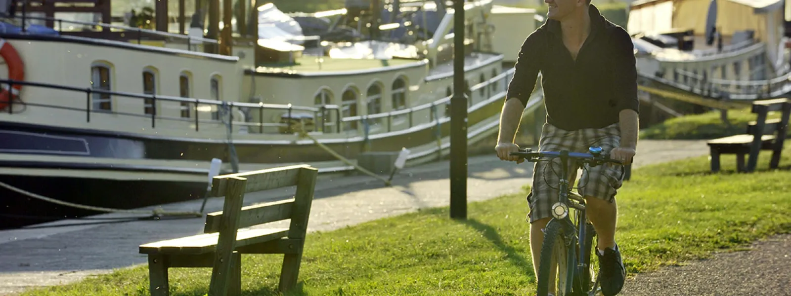 Sur le port de Decize à vélo