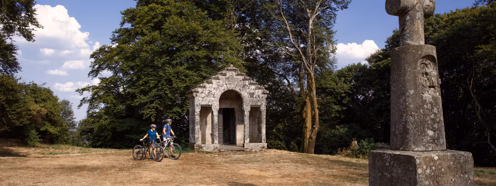 Chapelle et croix au Mont Beuvray