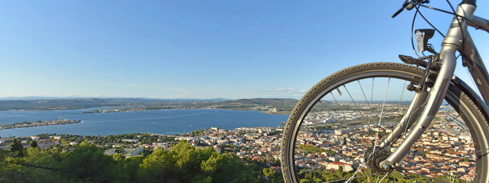 Panorama sur la ville de Sète et l'étang de Thau