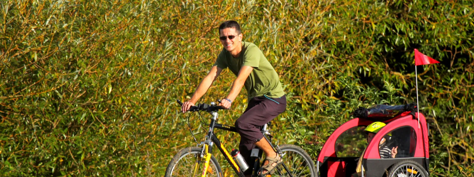 Tilly-sur-Seulles en famille à vélo avec une carriole
