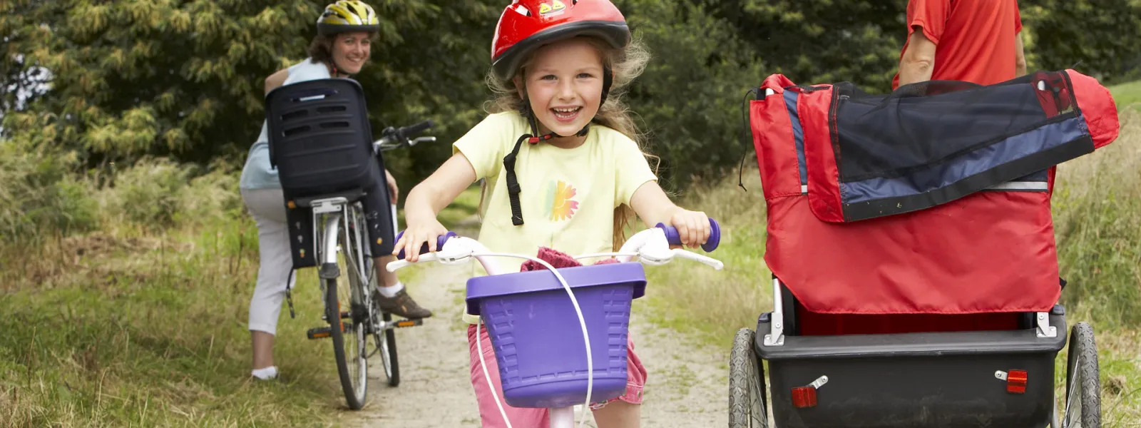 Vélo en famille avec les enfants et une remorque sur la Voie 6 Bretagne
