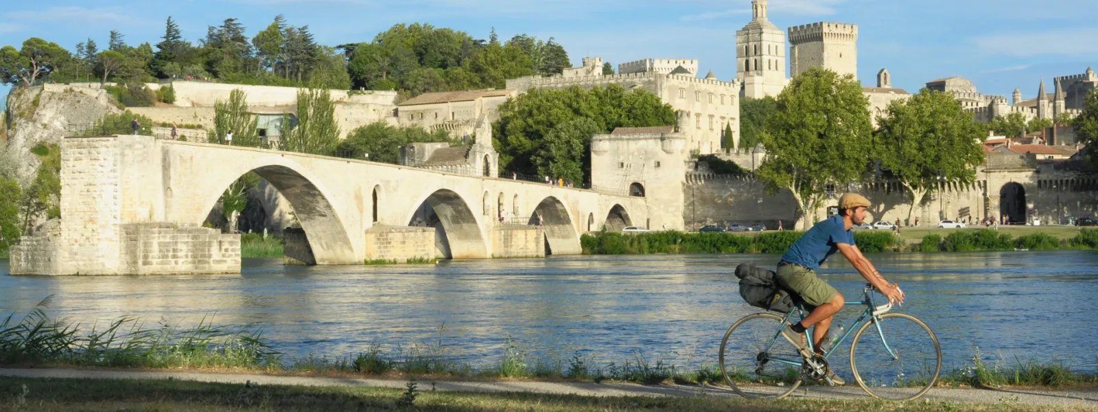 Cycliste sur ViaRhôna devant le pont d'Avignon 