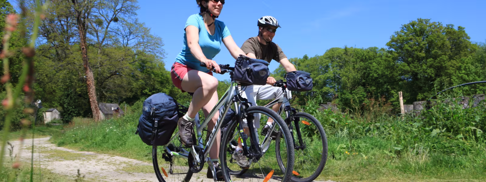 Voyageurs à vélo sur un chemin de la Voie 6 Bretagne