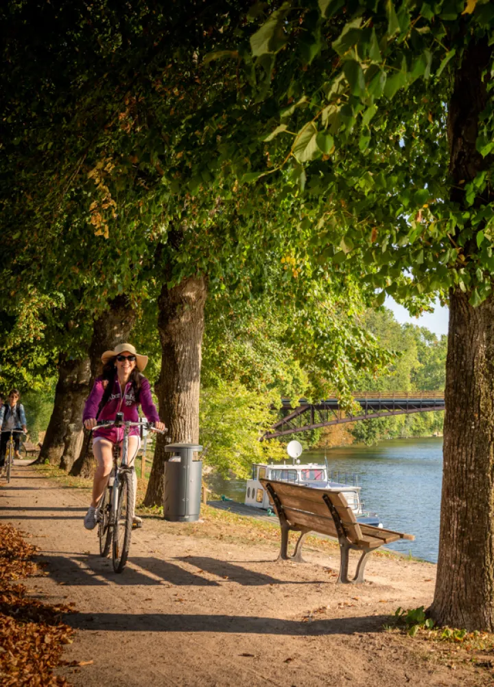 À vélo au bord de l'eau